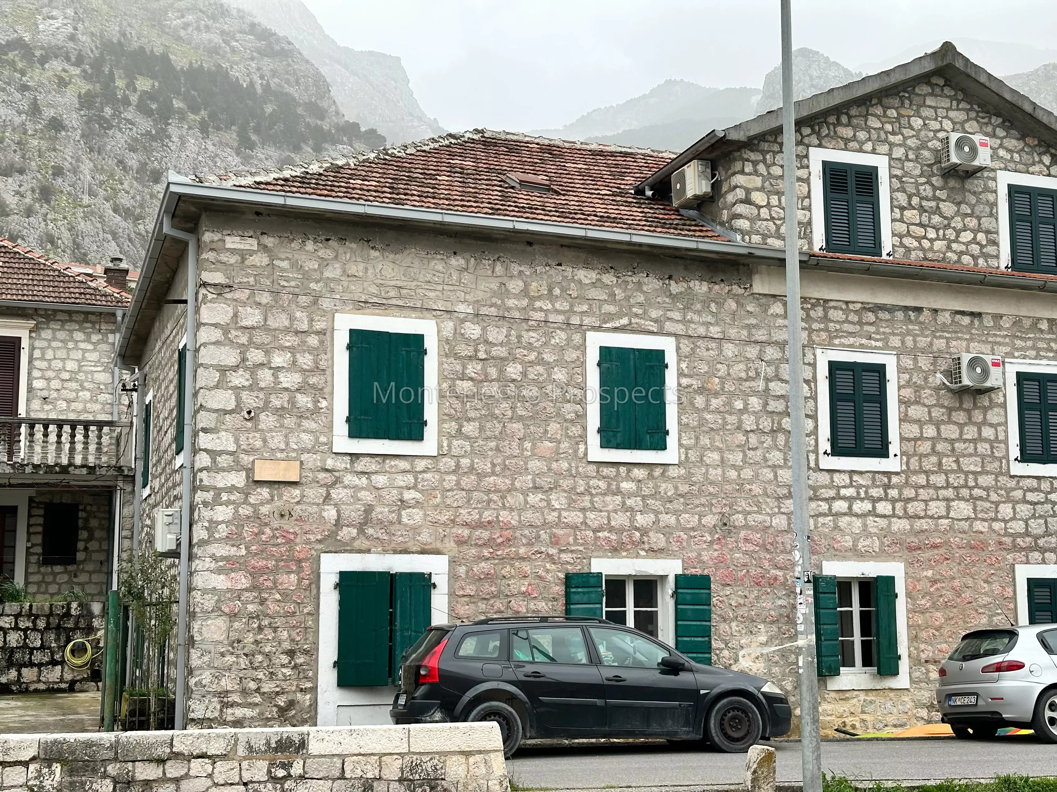 Dio kuće za renovaciju na prvoj liniji do mora, Dobrota, Kotor