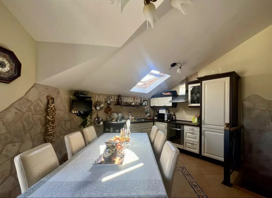 Dupleks sa dve spavaće sobe i prekrasnim pogledom na more, Prčanj