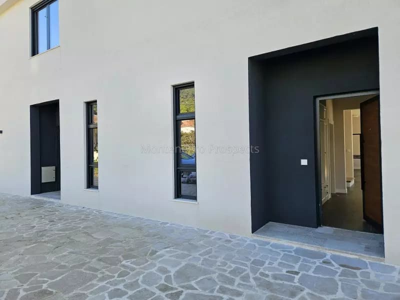 Dvije novosagradjene taunhaus vile sa bazenima u Tivtu, na pet minuta od centra