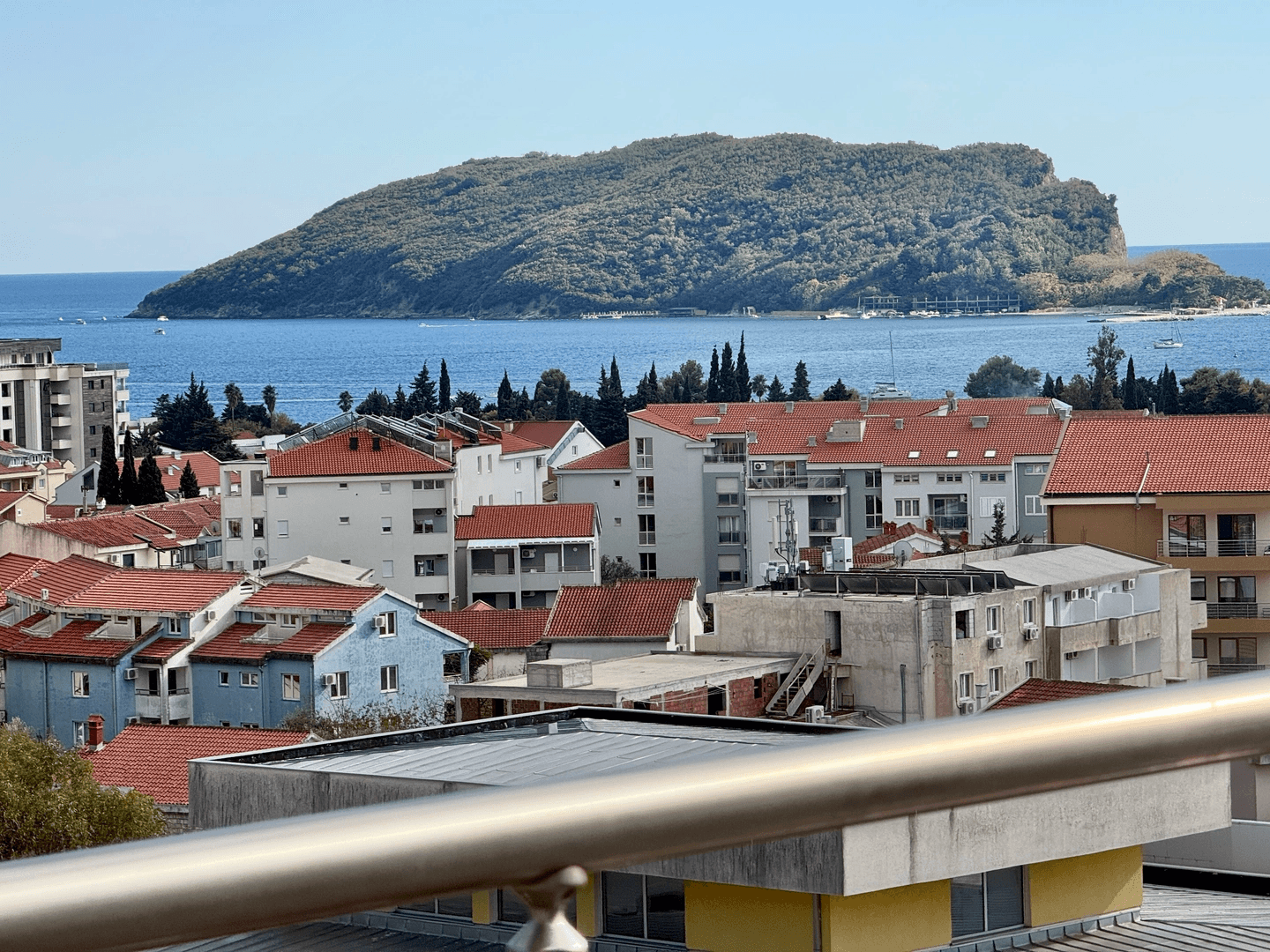 Dvoosban stan kod nove skole u Budvi