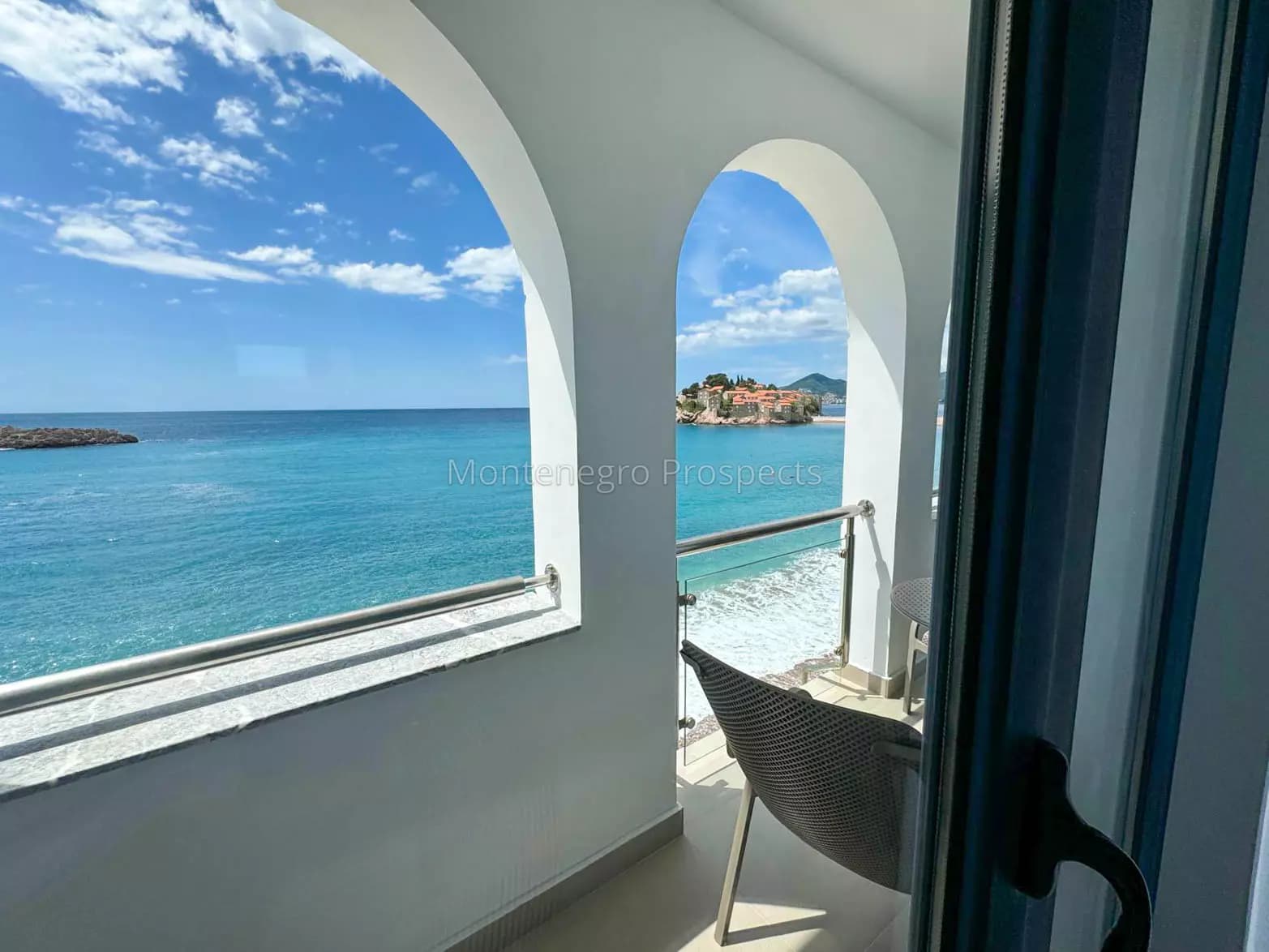 Dvosoban stan na prvoj liniji do mora, Sveti Stefan, Budva