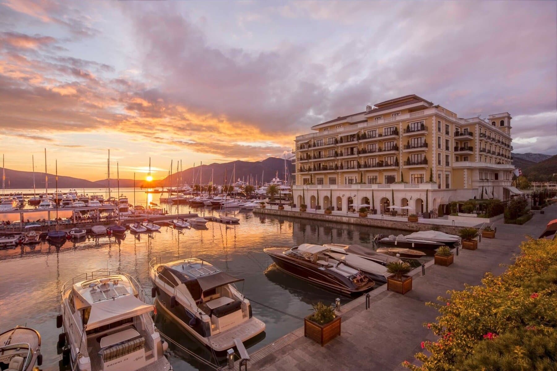 Ekskluzivni trosoban stan sa direktnim pogledom na marinu, Regent, Porto Montenegro