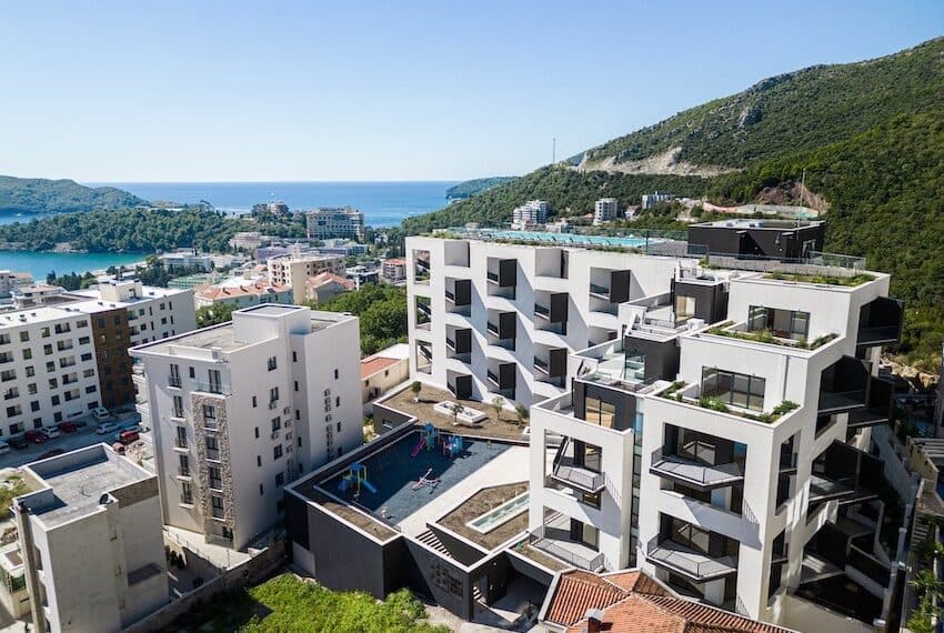 Excellent one-bedroom apartment with a sea view and a garage in a new residential complex, Becici