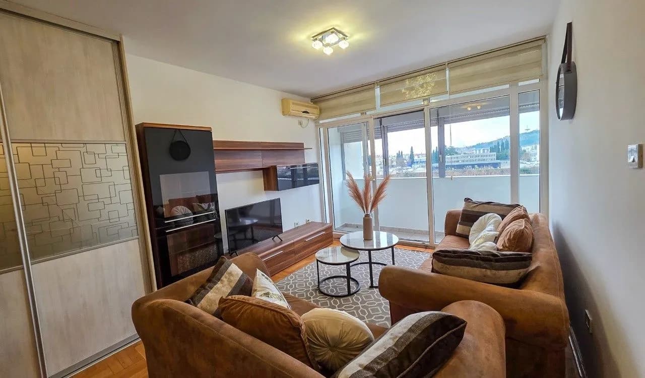 Izdavanje, jednosoban stan, 41m², Central Point, Podgorica