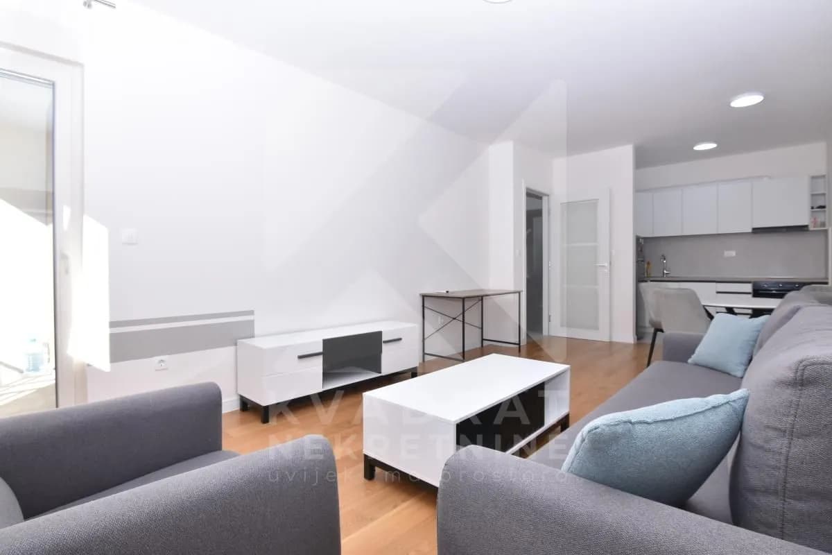 Izdavanje, jednosoban stan, 49m², Central Point, Podgorica