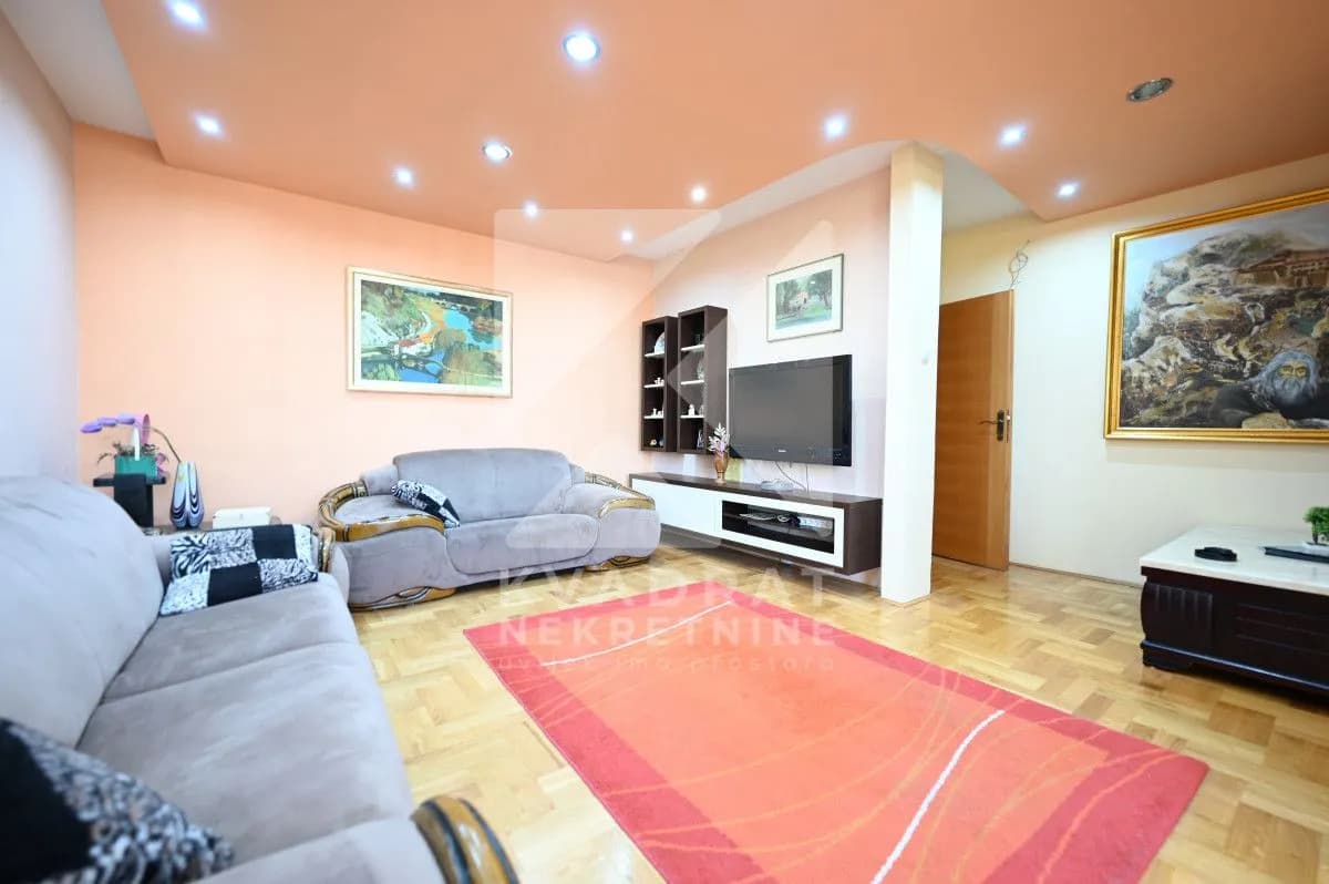 Izdavanje, jednosoban stan, 65m², Blok 6, Podgorica
