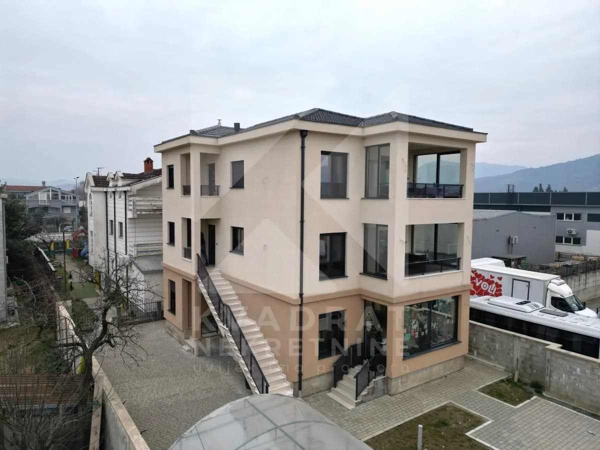 Izdavanje, petosoban stan, 180m², Gornja Gorica, Podgorica