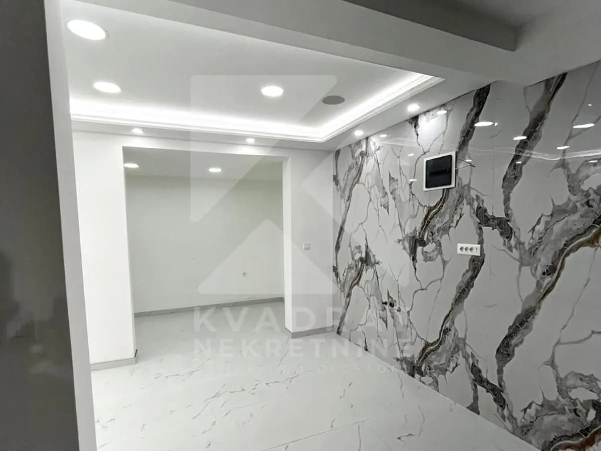 Izdavanje, poslovni prostor, 100m², Blok 9, Podgorica