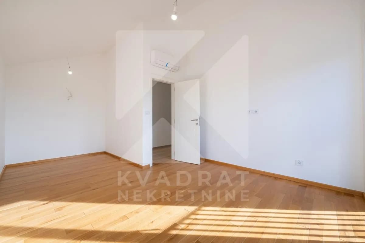 Izdavanje, trosoban stan, 208m², Zabjelo, Podgorica