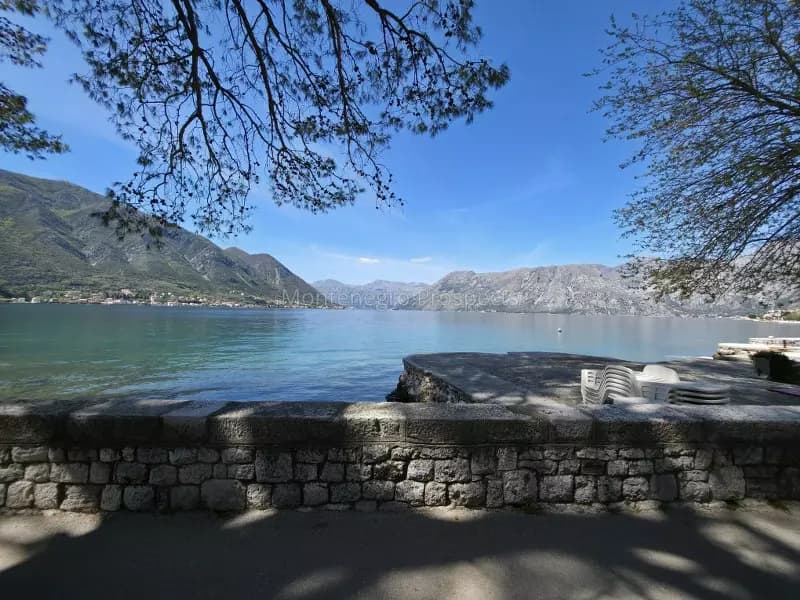 Izuzetna investiciona prilika – Plac uz more sa kamenim kućom u Dobroti, Kotor