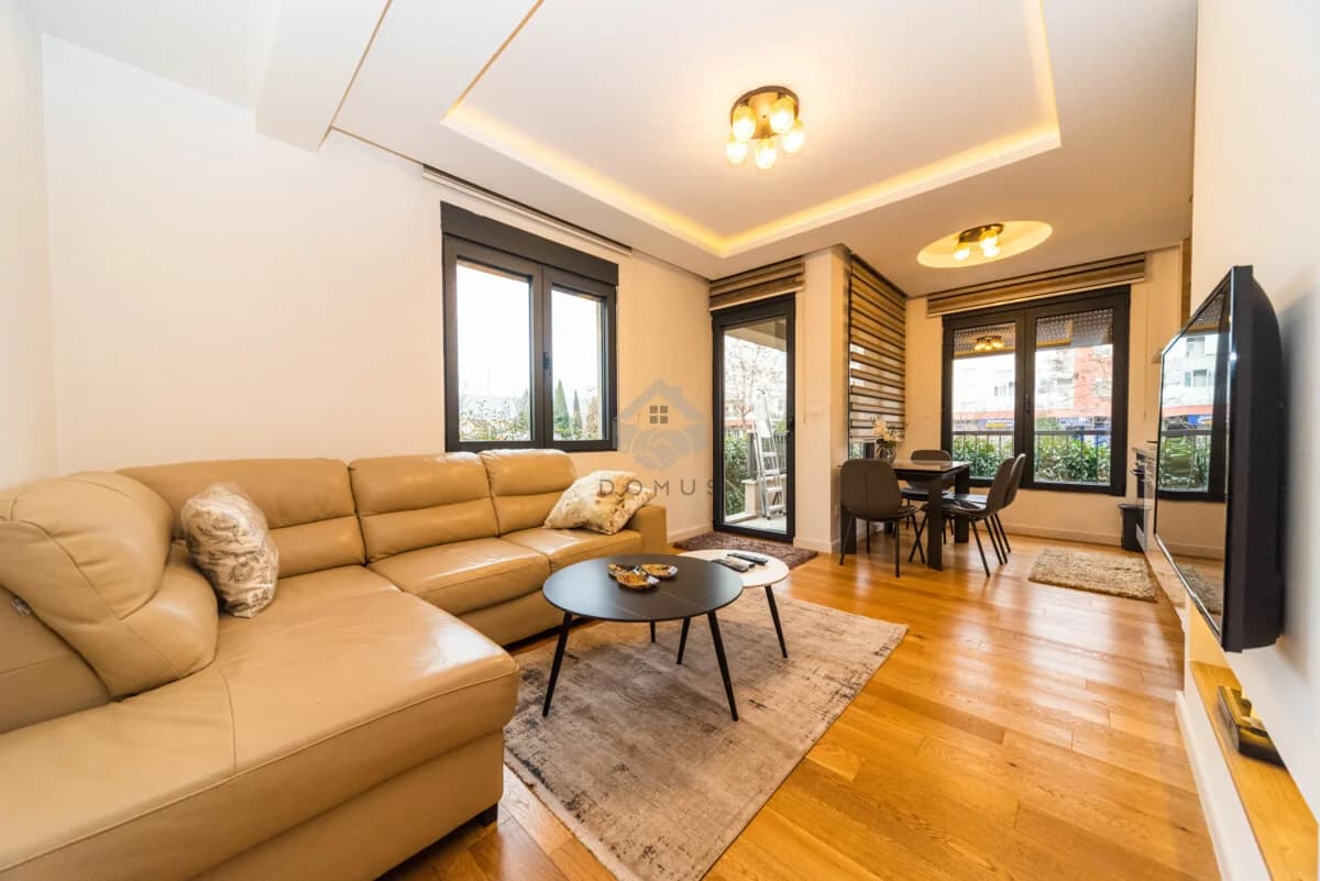 Jednosoban stan 45m2 + dvorište 20m2 + garaža, Blok VI – Podgorica