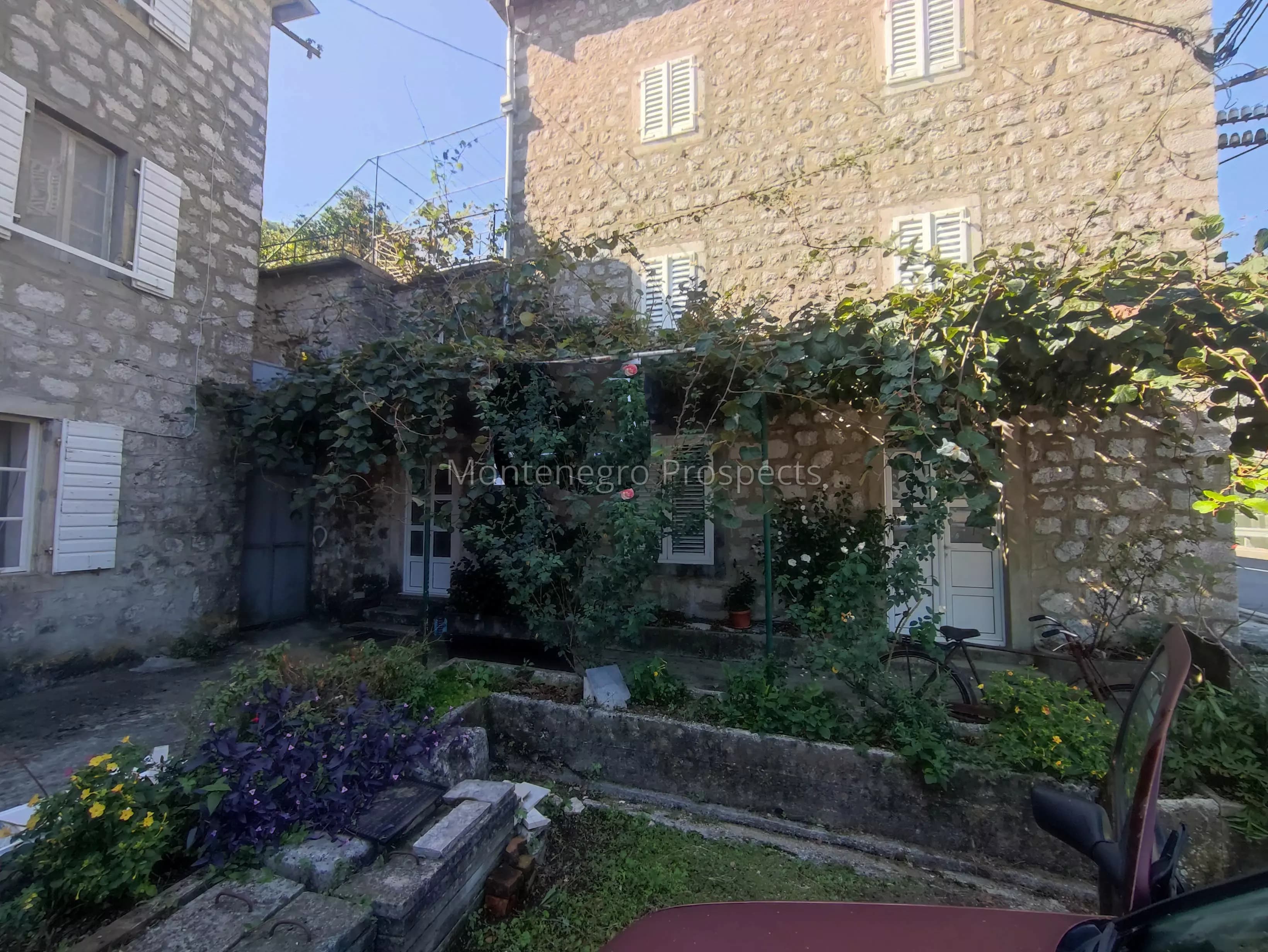 Kamena kuca u Kostanjici u prvom redu do mora