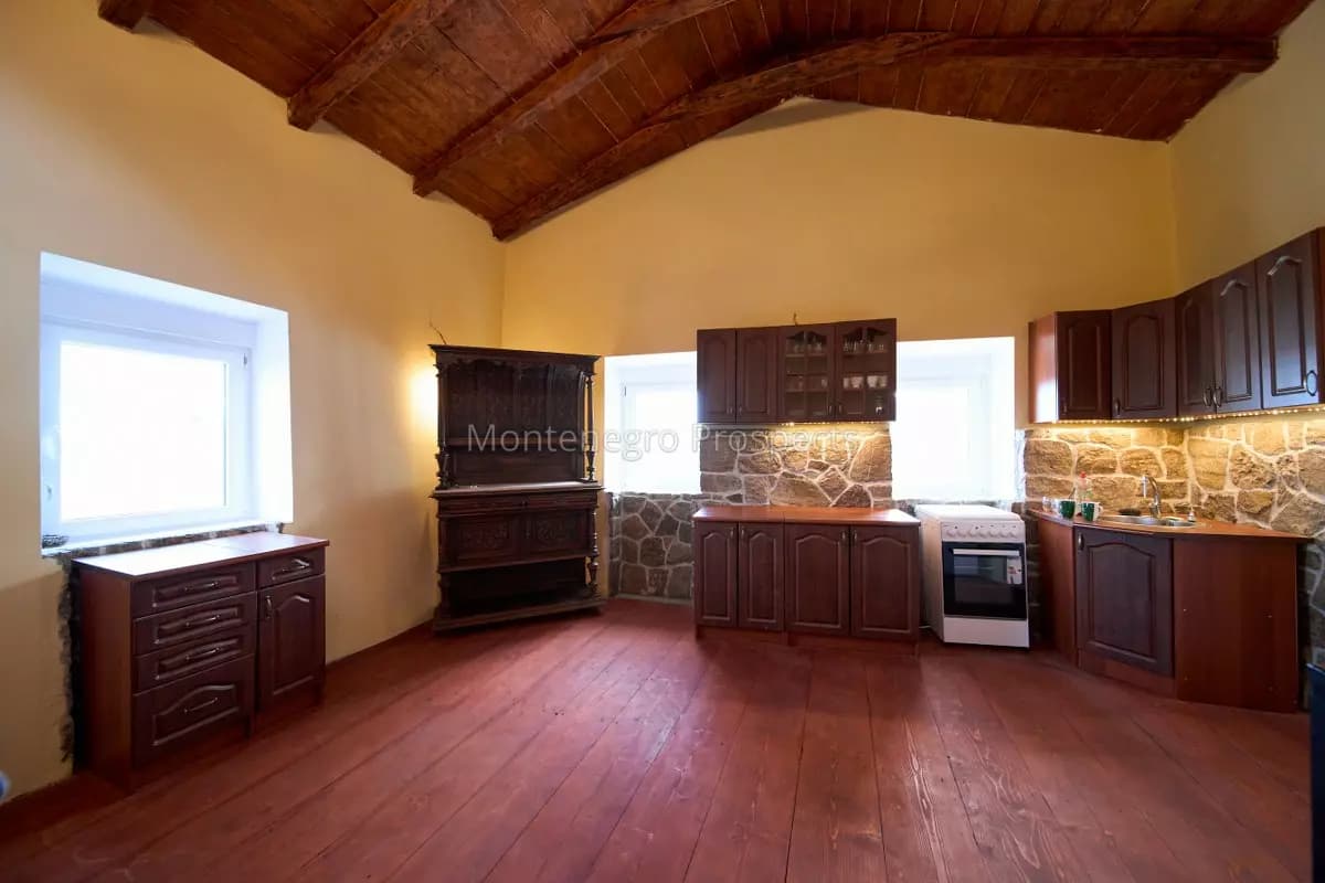 Kamena kuća u starom selu u Ljubotinju, Cetinje