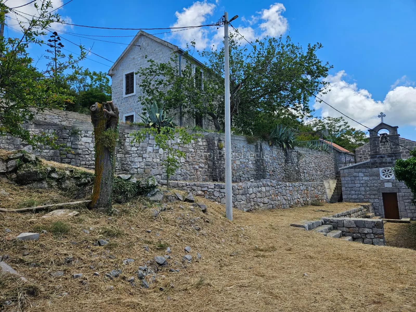 Kamena kuća za renovaciju u selu Zagora