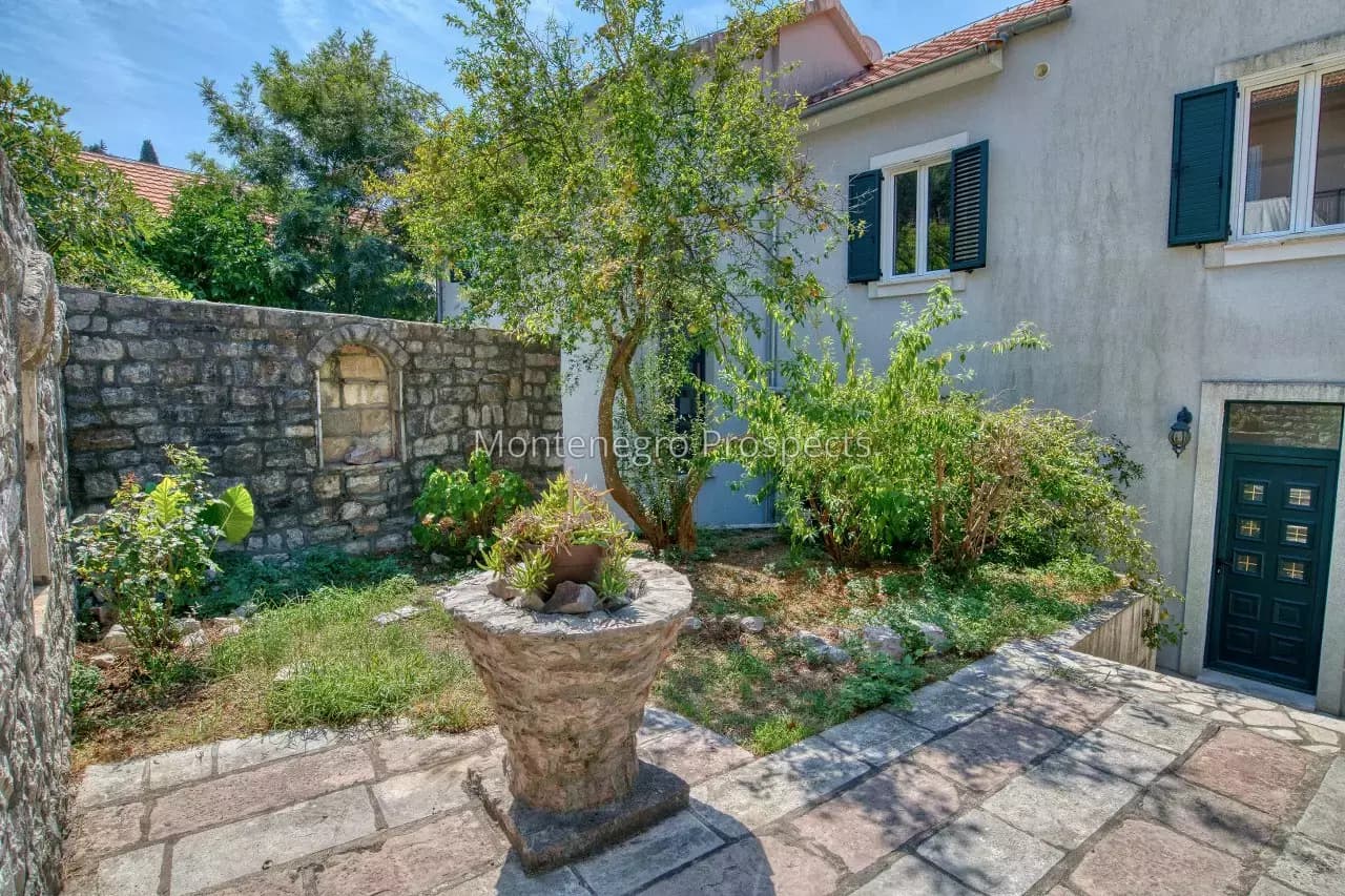 Kamena vila na prvoj liniji do mora, Lepetane