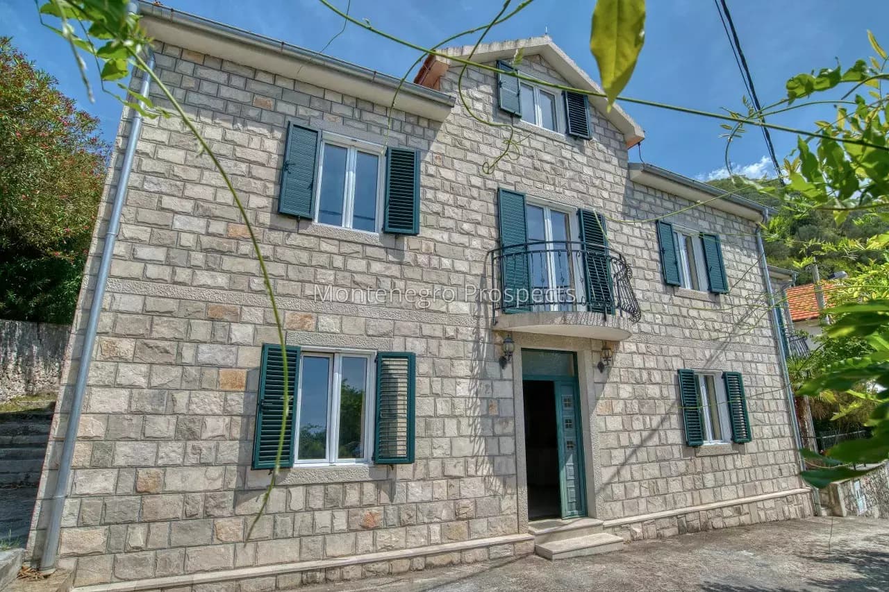 Kamena vila na prvoj liniji do mora, Lepetane