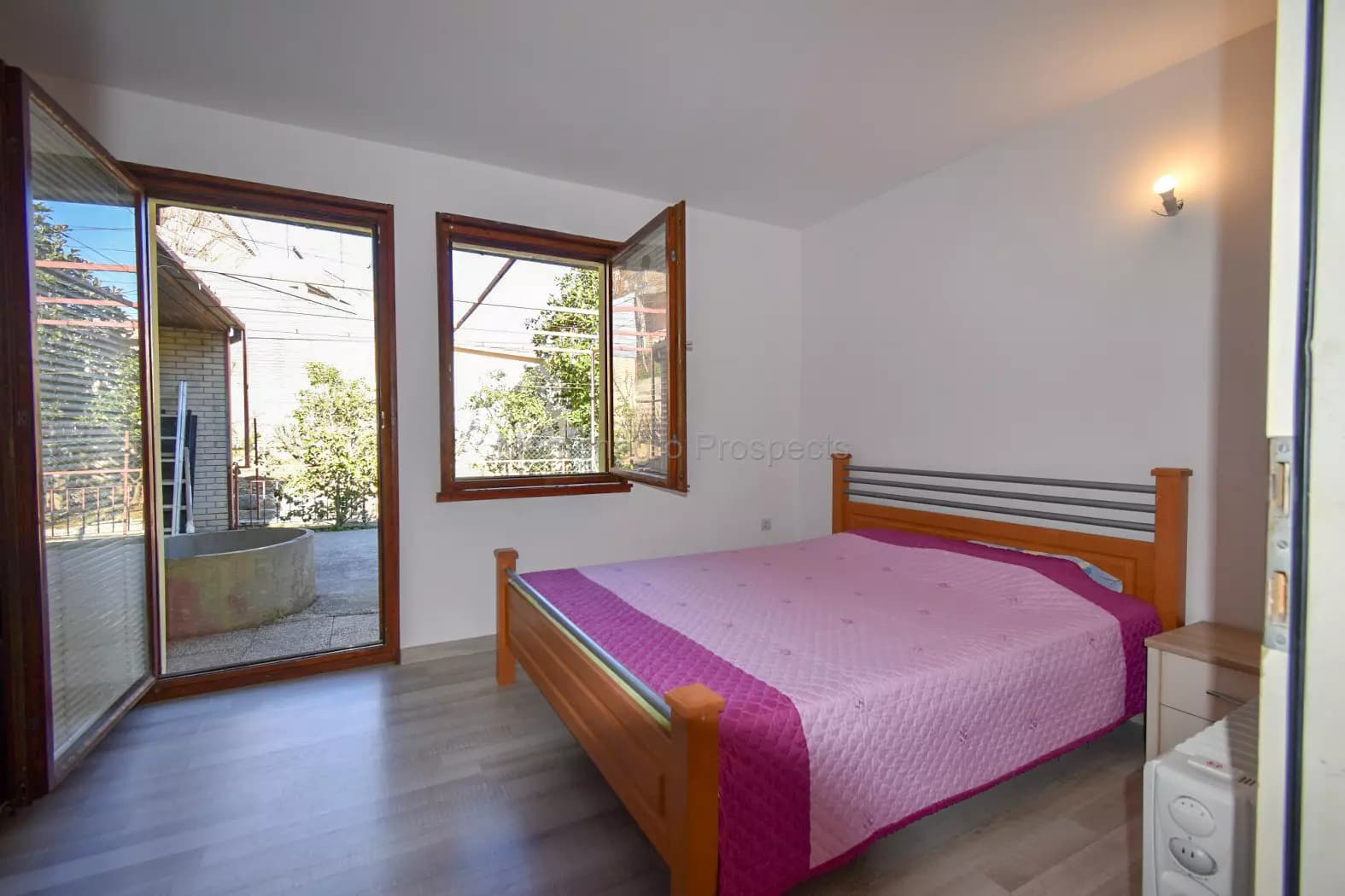 Kuca na dobroj gradskoj lokaciji sa odlicnim dvoristem, 5 minuta hoda od mora