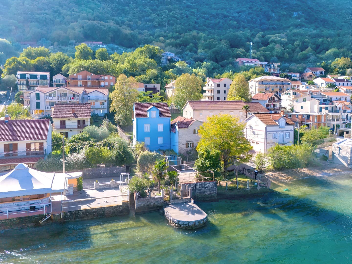 Kuća na prvoj liniji do mora, s pontom, Stoliv