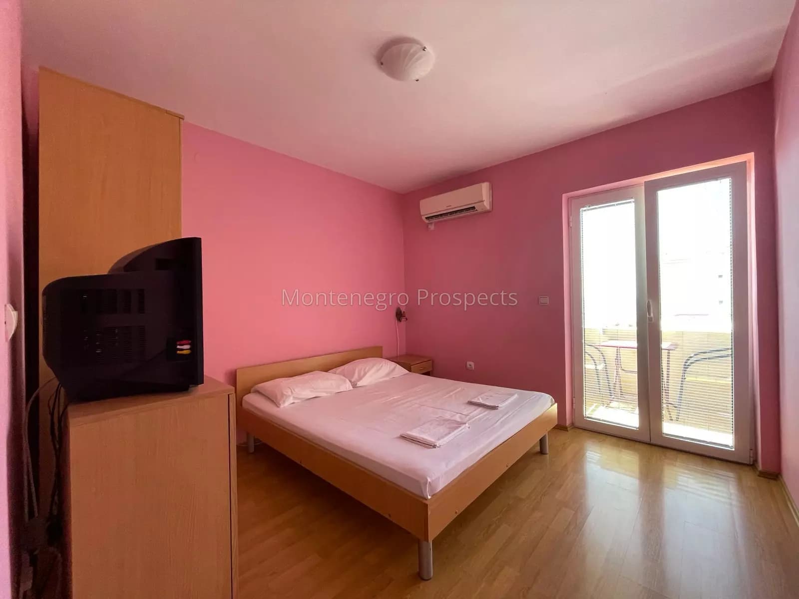 Kuća sa 10 apartmana 200m od mora, Buljarica