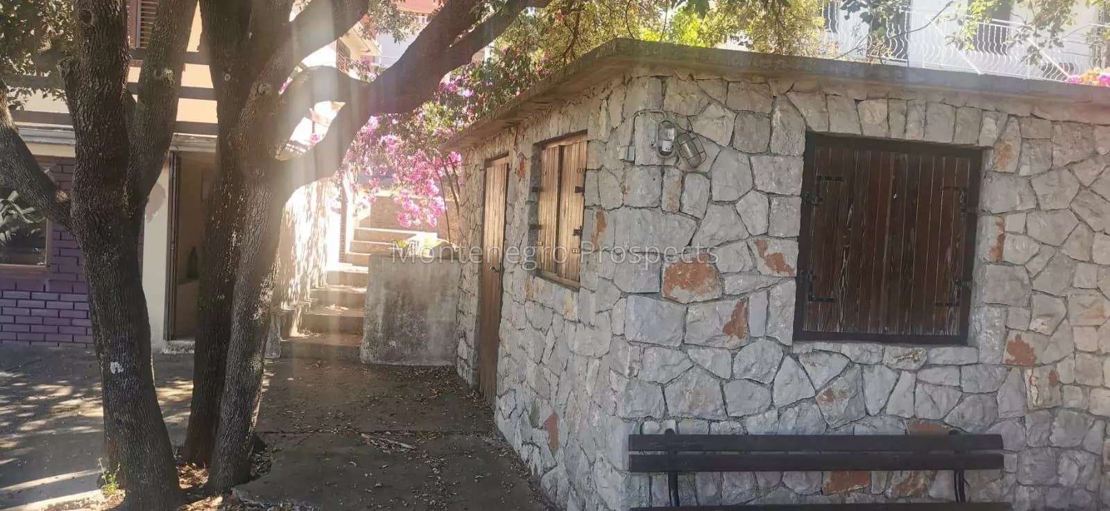 Kuca u blizini mora sa dozvolom za gradnju apartmana ,Bar