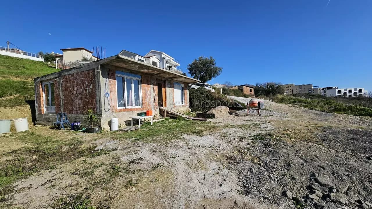 Kuća u izgradnji na velikom placu sa pogledom na more, Ivanovići, Becici