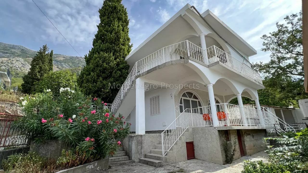 Kuća u Sutomoru sa pogledom na more i planine