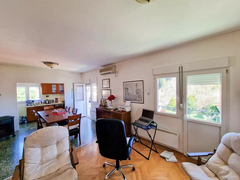 Kuca u Tivtu na sjajnoj lokaciji izmedju dvije plaze