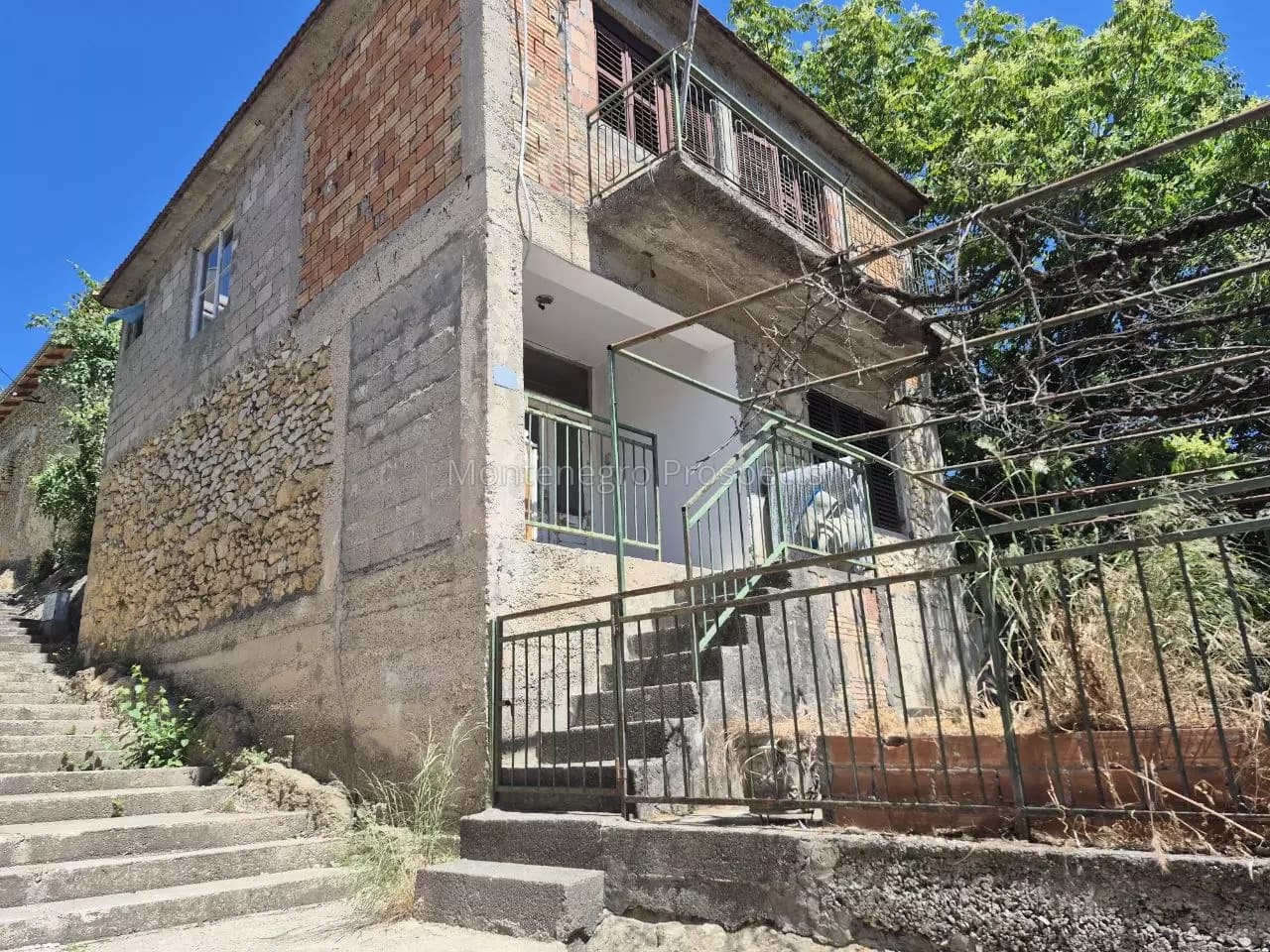 Kuća za renovaciju na odličnoj lokaciji u Ulcinju – 600 m od Male plaže