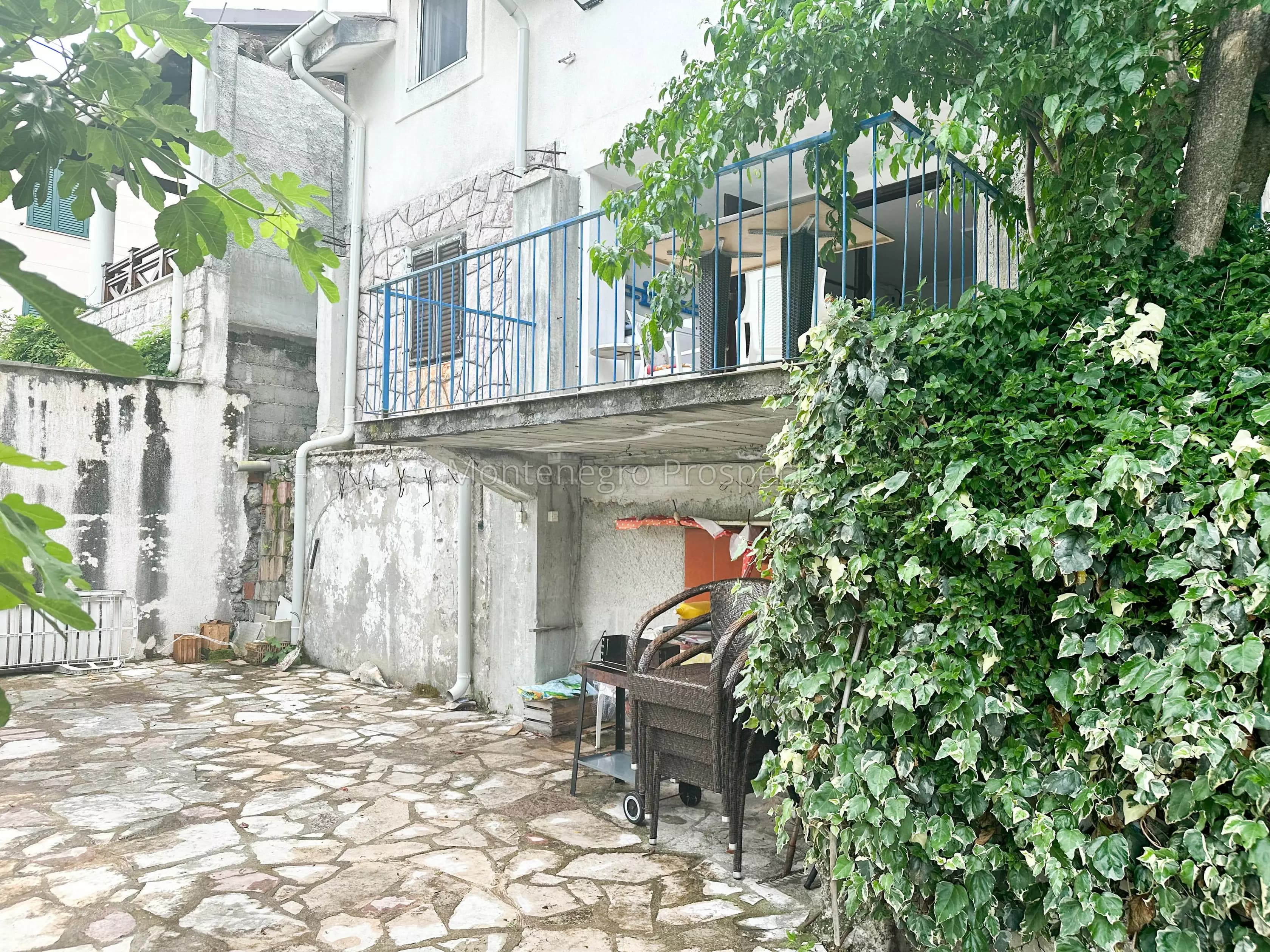 Kuća za renovaciju na vodi, Stoliv, Kotor