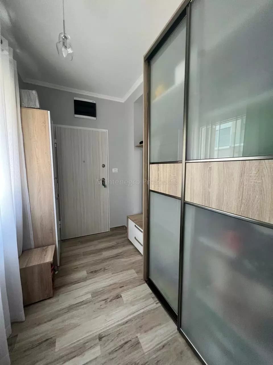 Luksuzan dvosoban stan na prvoj liniji do mora, Bar