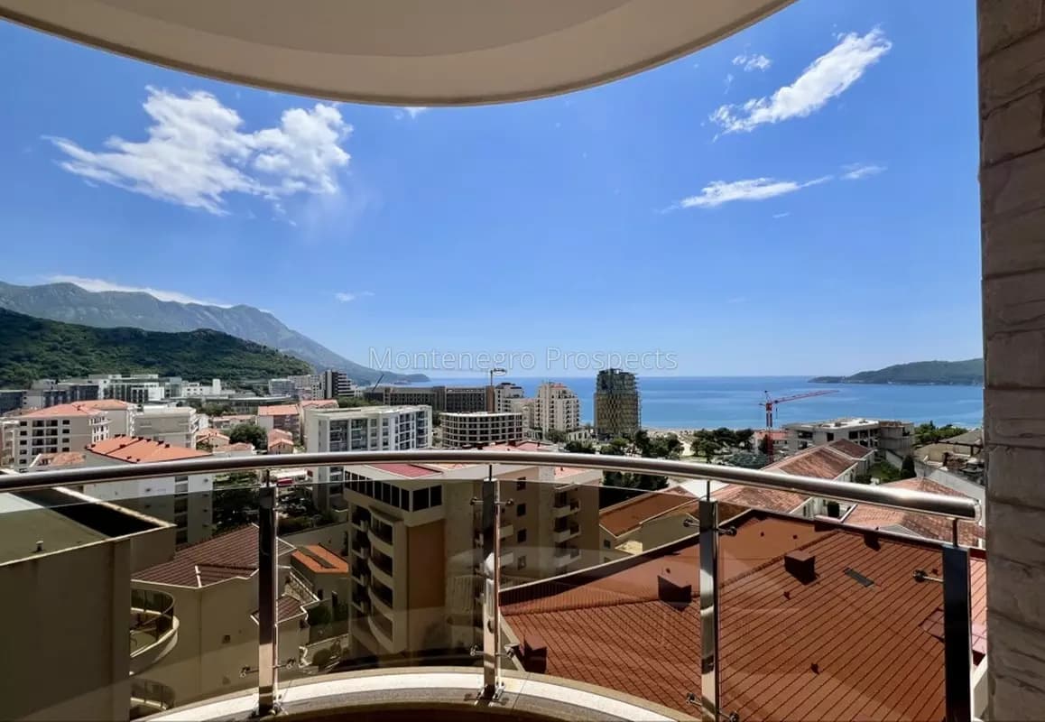 Luksuzan stan sa dizajnerskim namještajem i pogledom na more