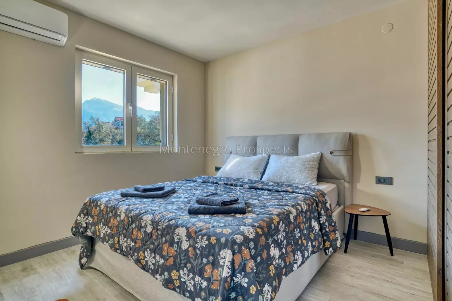 Luksuzan trosoban stan sa garažom u zgradi sa bazenom, Prčanj, Kotor