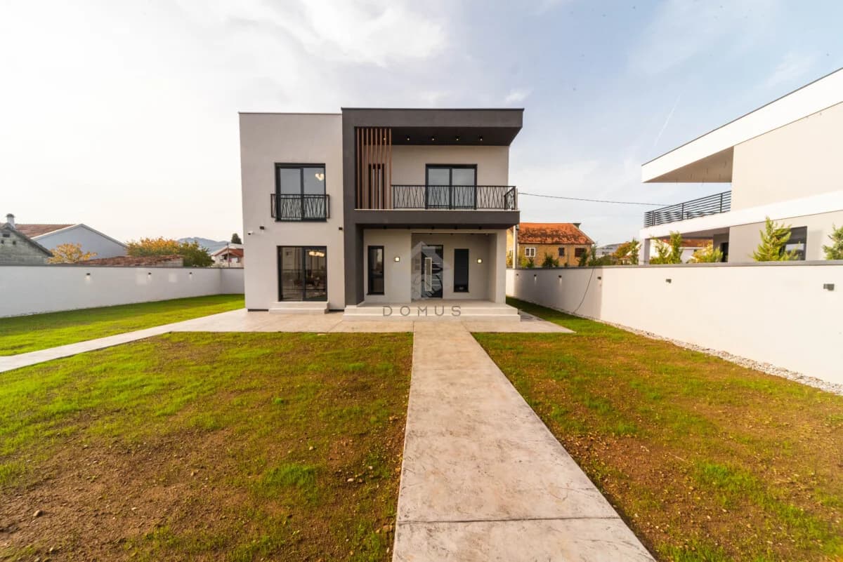 Luksuzna kuća 150m2 na placu 475m2, Gornja Gorica – Podgorica
