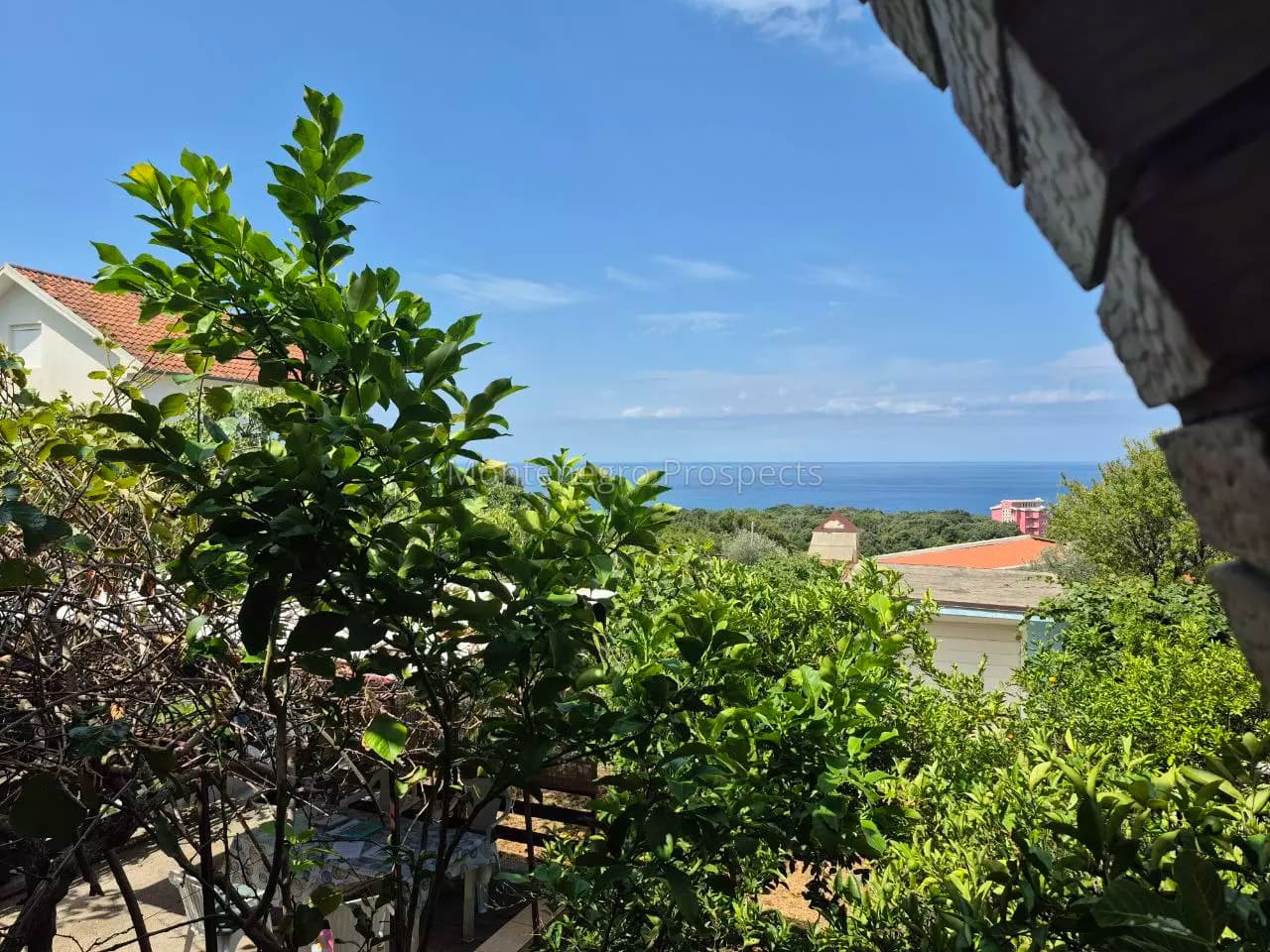 Mediteranska kuća u Utjehi – dvorište, zelenilo i panoramski pogled na more