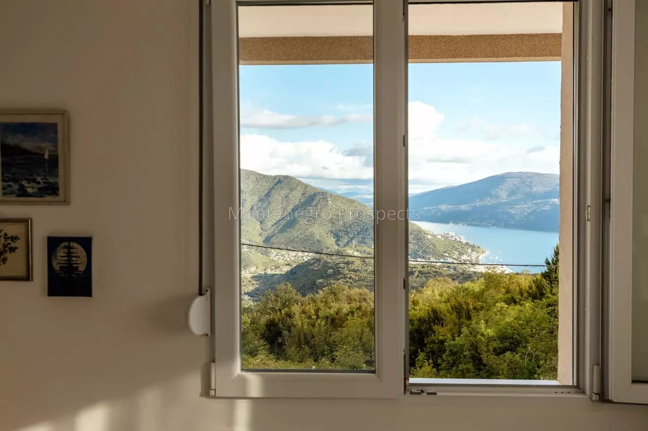 Moderna vila sa prelijepim panoramskim pogledom i privatnim bazenom
