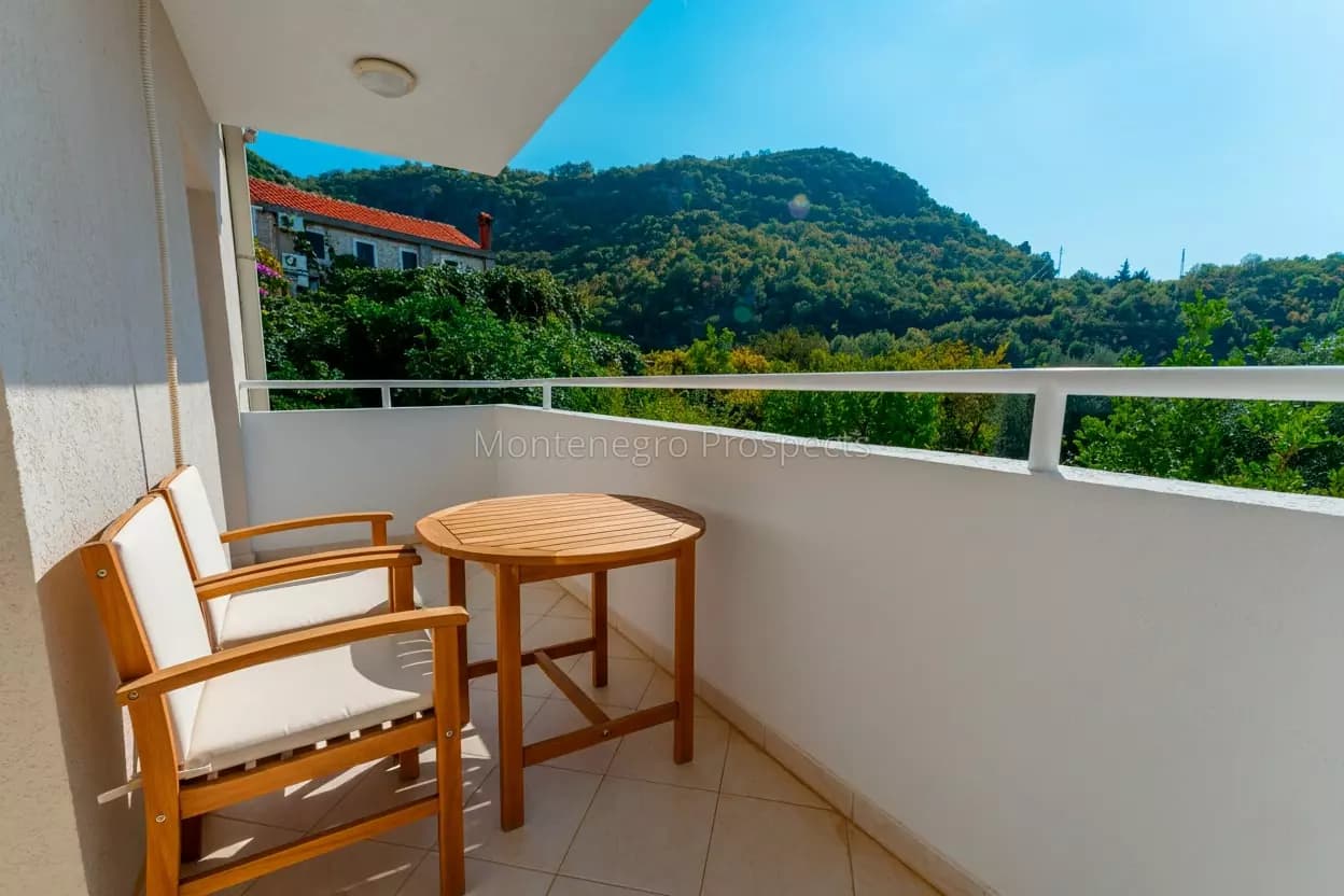 Moderno namješten dvosoban stan u blizini plaže, Pržno