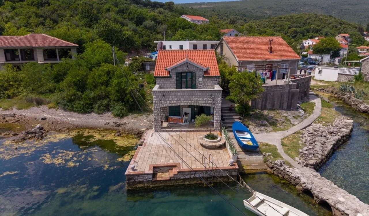 Na prodaju: Kamena kuća na prvoj liniji mora sa privatnim pontonom u Bjelilima