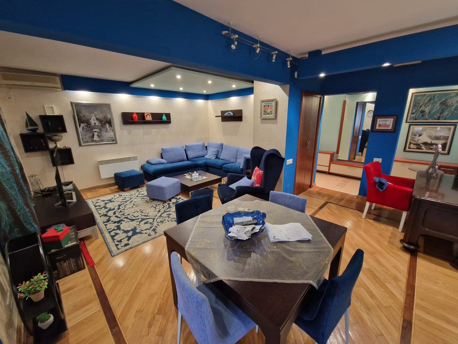 Na prodaju – prostran i renoviran dvosoban stan u samom srcu Budve, Mediteranska ulica