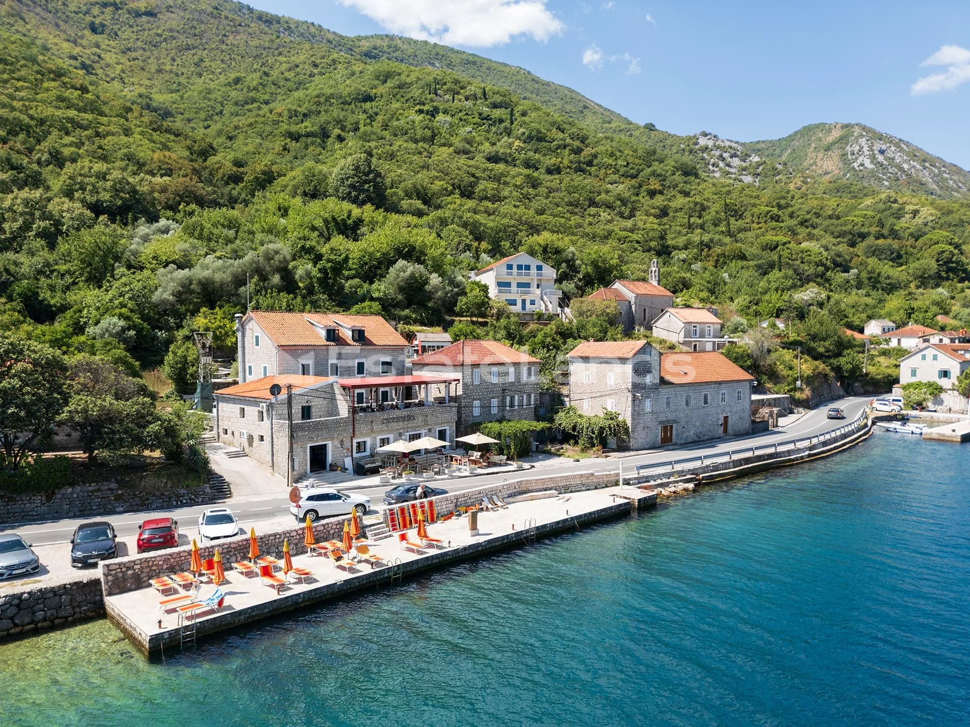 Na prodaju: Rijetka investiciona prilika – kamena kuća na prvoj liniji mora sa privatnim dvorištem u Kostanjici, Kotor