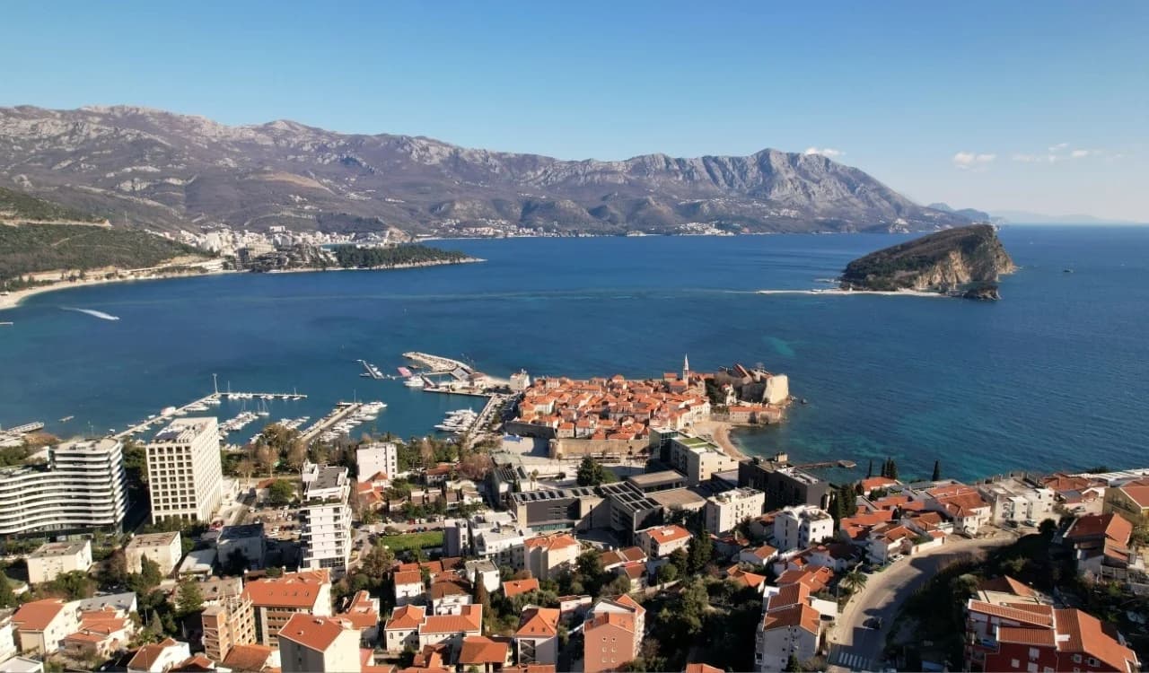 Na prodaju: Urbanizovana parcela sa panoramskim pogledom na more