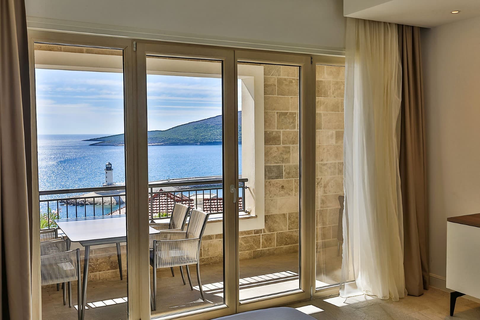 Namješten dvosoban stan u Luštica Bay-u, sa panoramskim pogledom na more