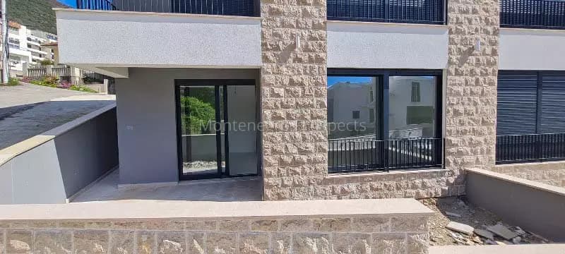 Novi dvosoban stan u centru Tivta, svega par minuta hoda od mora i Porto Montenegra