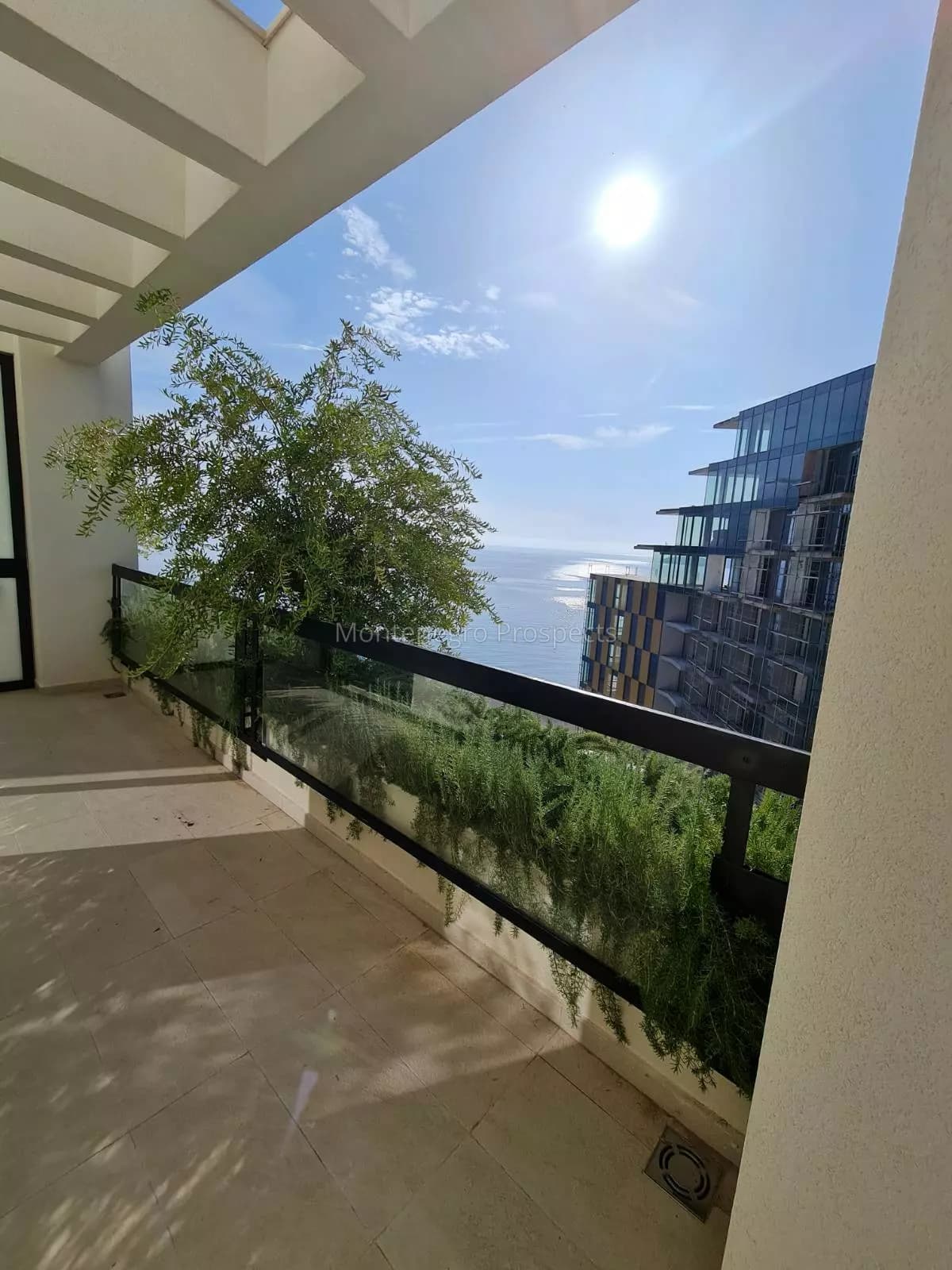 Novi stanovi u kompleksu sa bazenom sa pogledom na more uz plažu Bečići