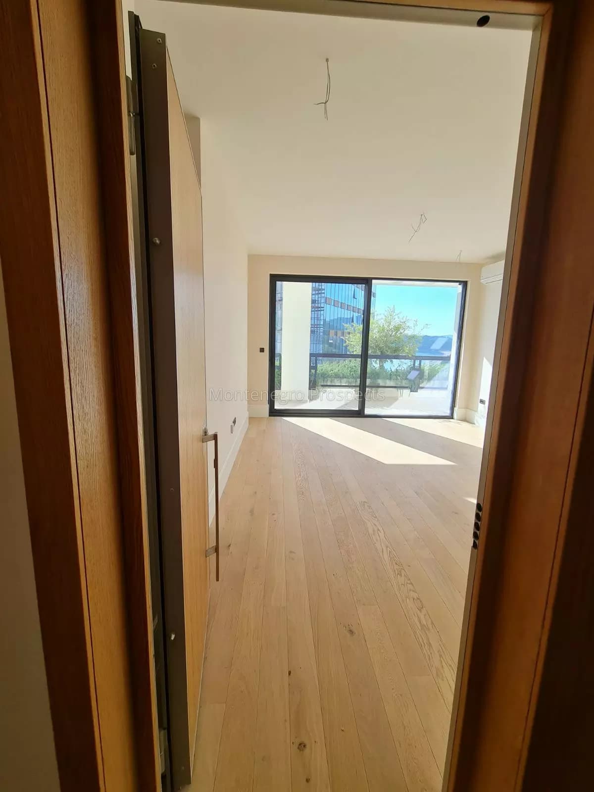 Novi stanovi u kompleksu sa bazenom sa pogledom na more uz plažu Bečići