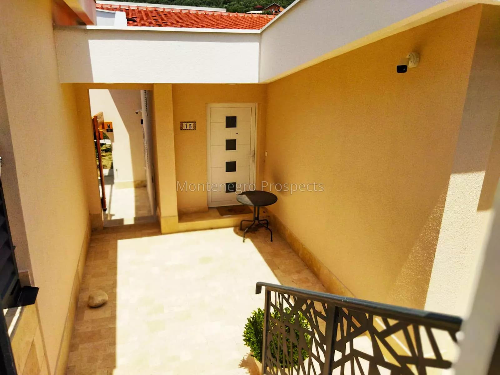 Porodicna komplet renovirana kuca nedaleko od centra, Bar