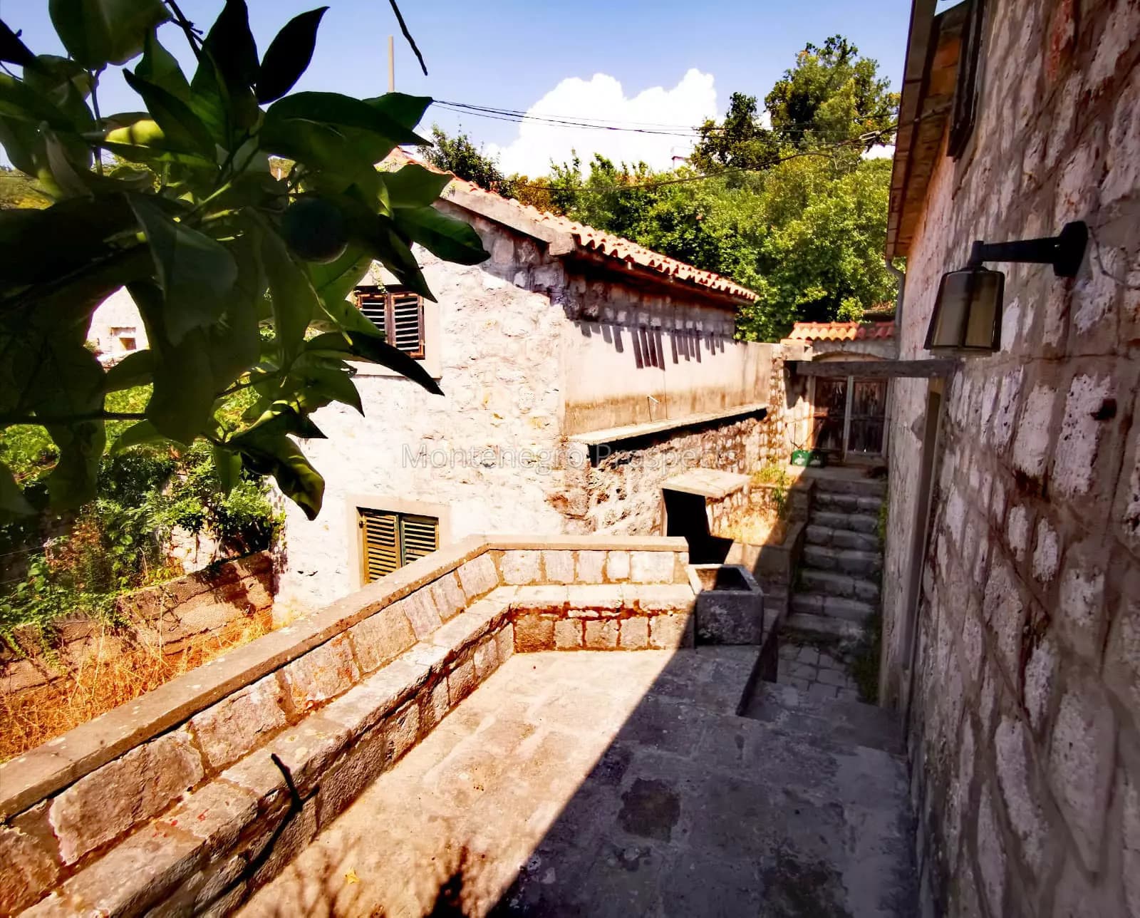 Predivan ambijentalni kompleks od tri kamene kuce za renovaciju u Klincima, Lustica