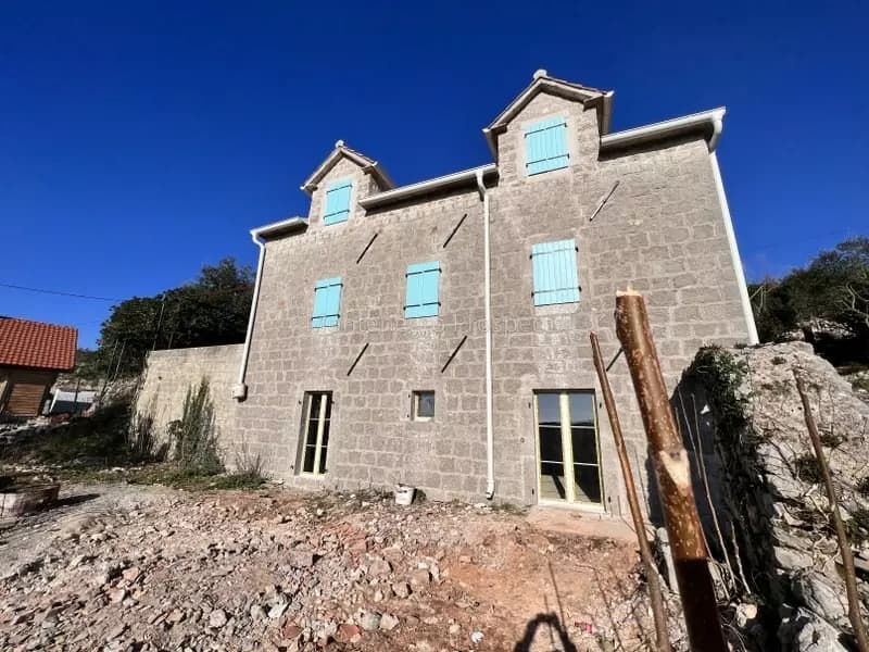 Predivna kamena kuca za renovaciju u Zagori