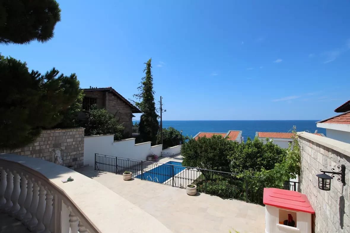 Prelijepa vila na 50 metara od mora, Dobre vode