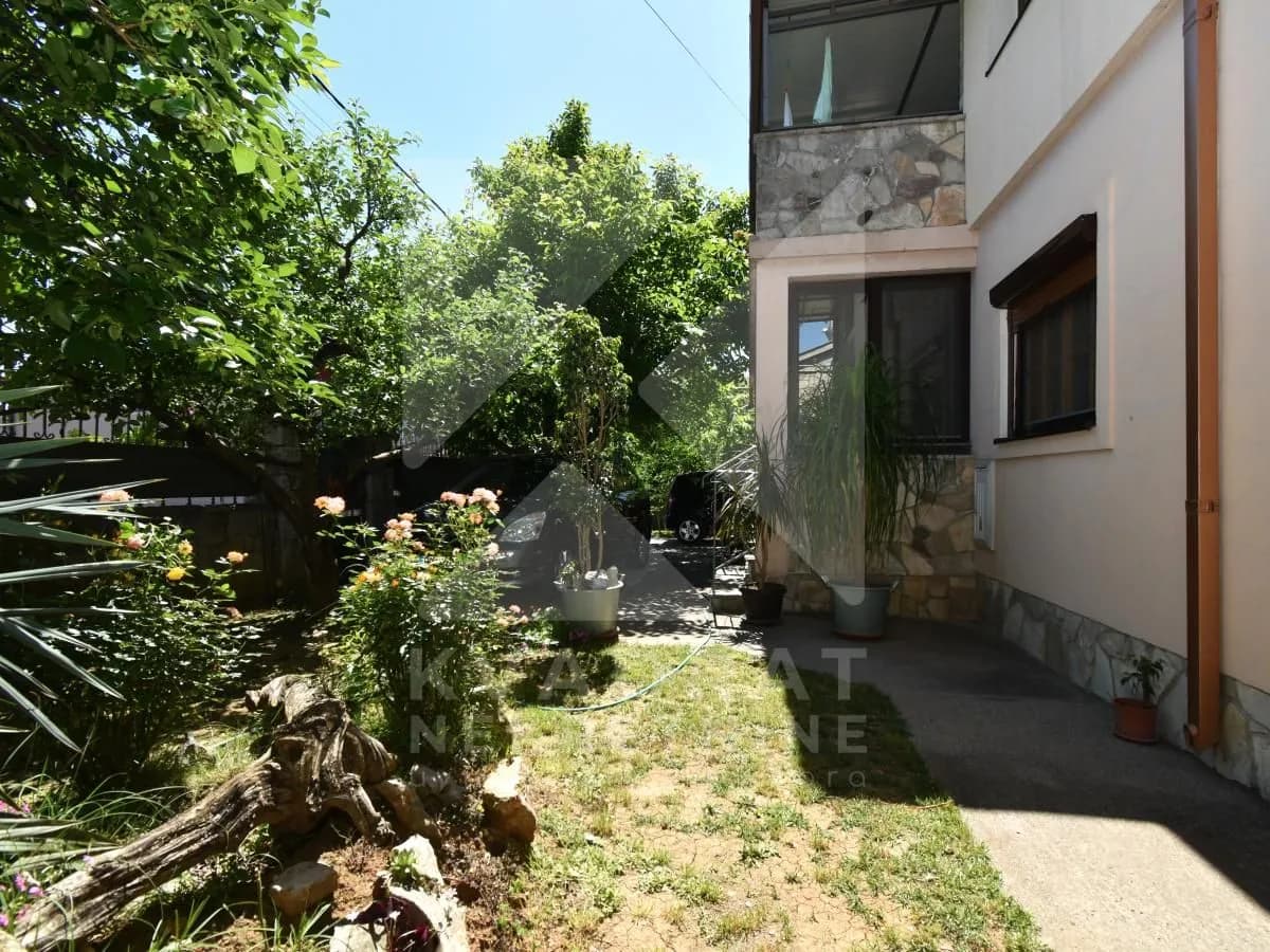 Prodaja, kuća, 302m², Zlatica, Podgorica