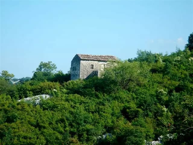 Prodaje se ruševina u Nacionalnom parku Skadarsko jezero